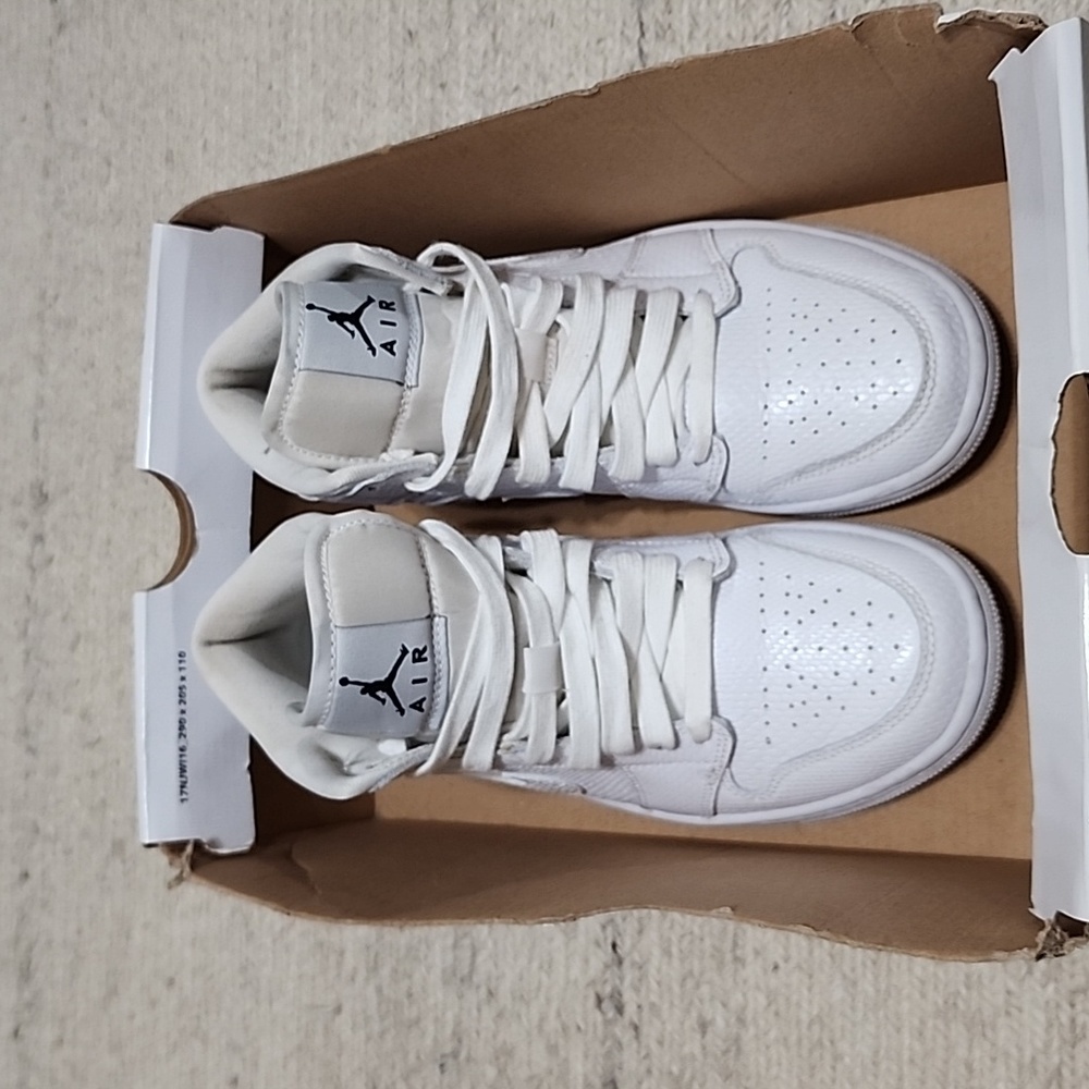 Air Jordan 1 MidWomen's Shoes